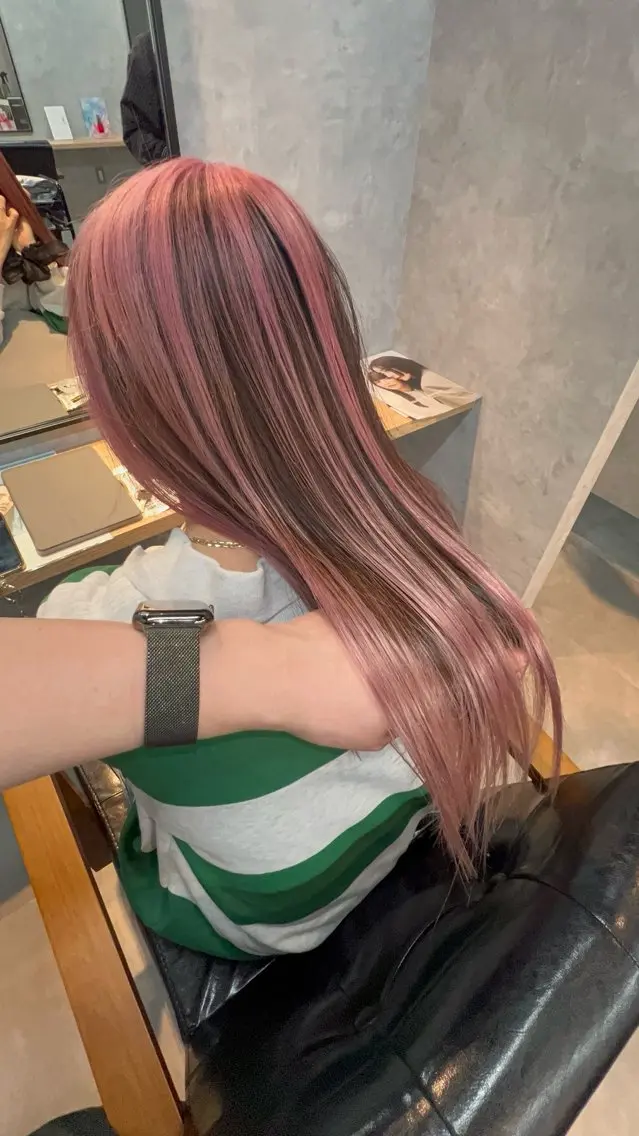 ロング motoトップカラー リスト/ブリーチカラのヘアスタイル