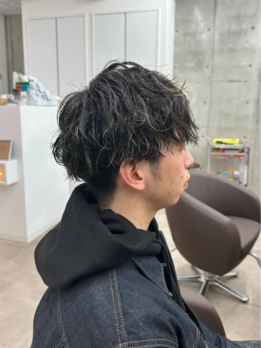 カラー パーマ メンズ メンズハイライト メンズパーマ ツイストスパイラルパーマ 波巻きパーマ ハイライトカラー カット パーマ 佃 優音のヘアスタイル