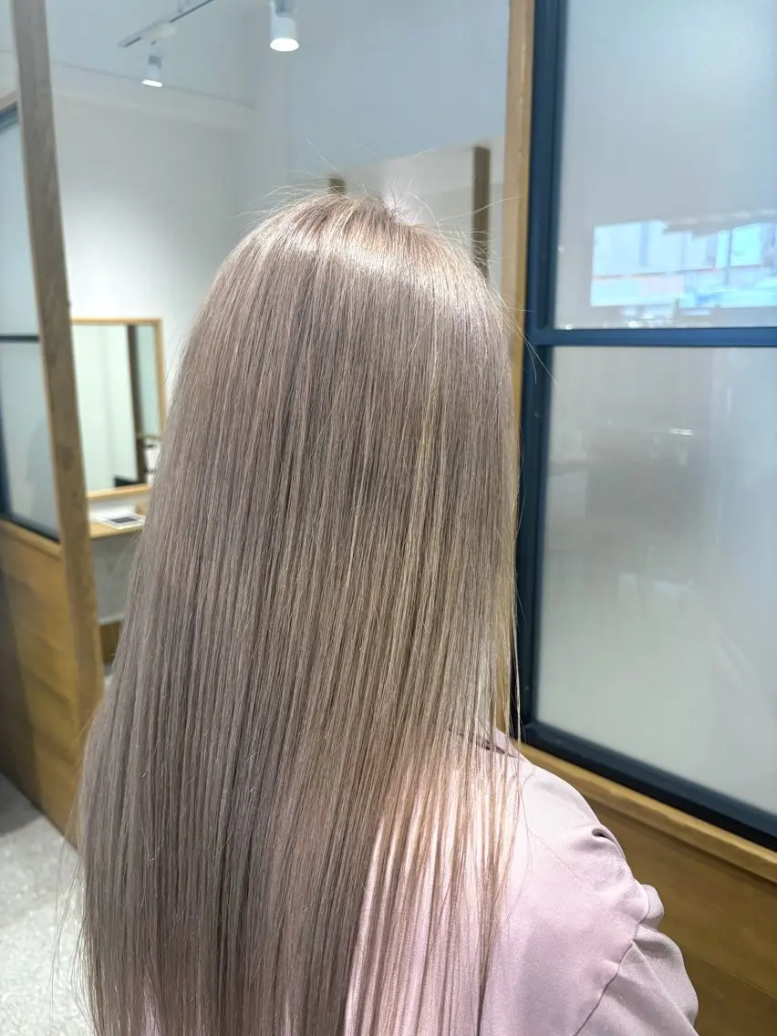 ロング カラー ブリーチ グレージュ ハイトーンカラー ハイトーングレージュ ヘアカラー みうら しずく🪐のヘアスタイル