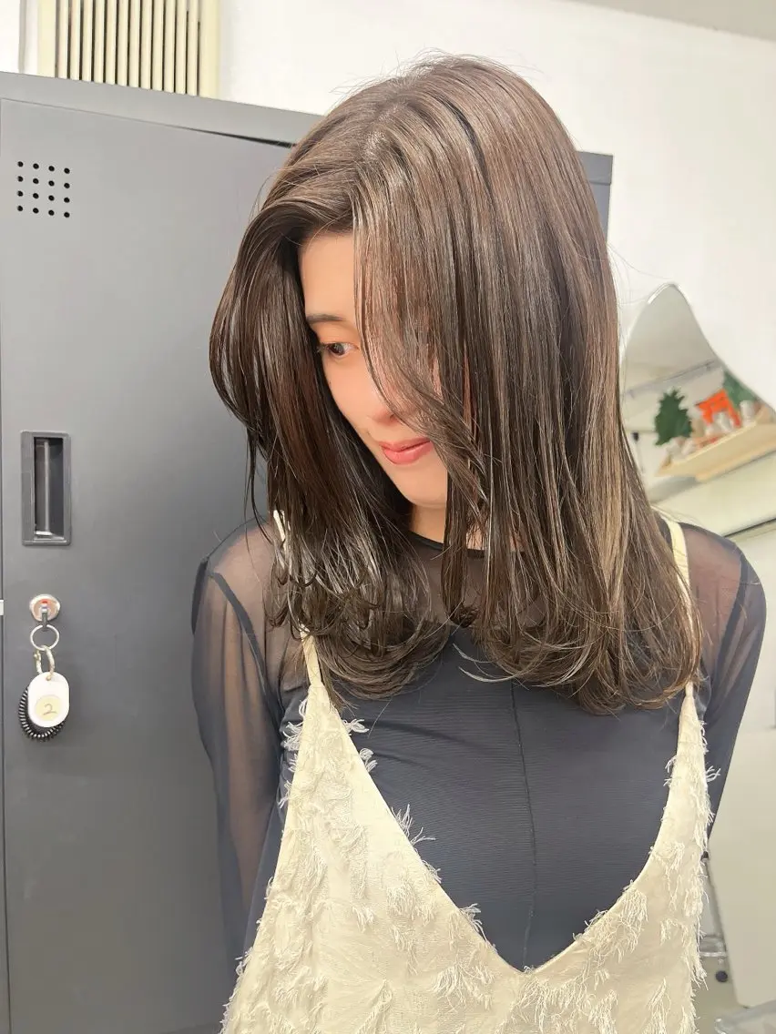 セミロング カラー RU RIのヘアスタイル