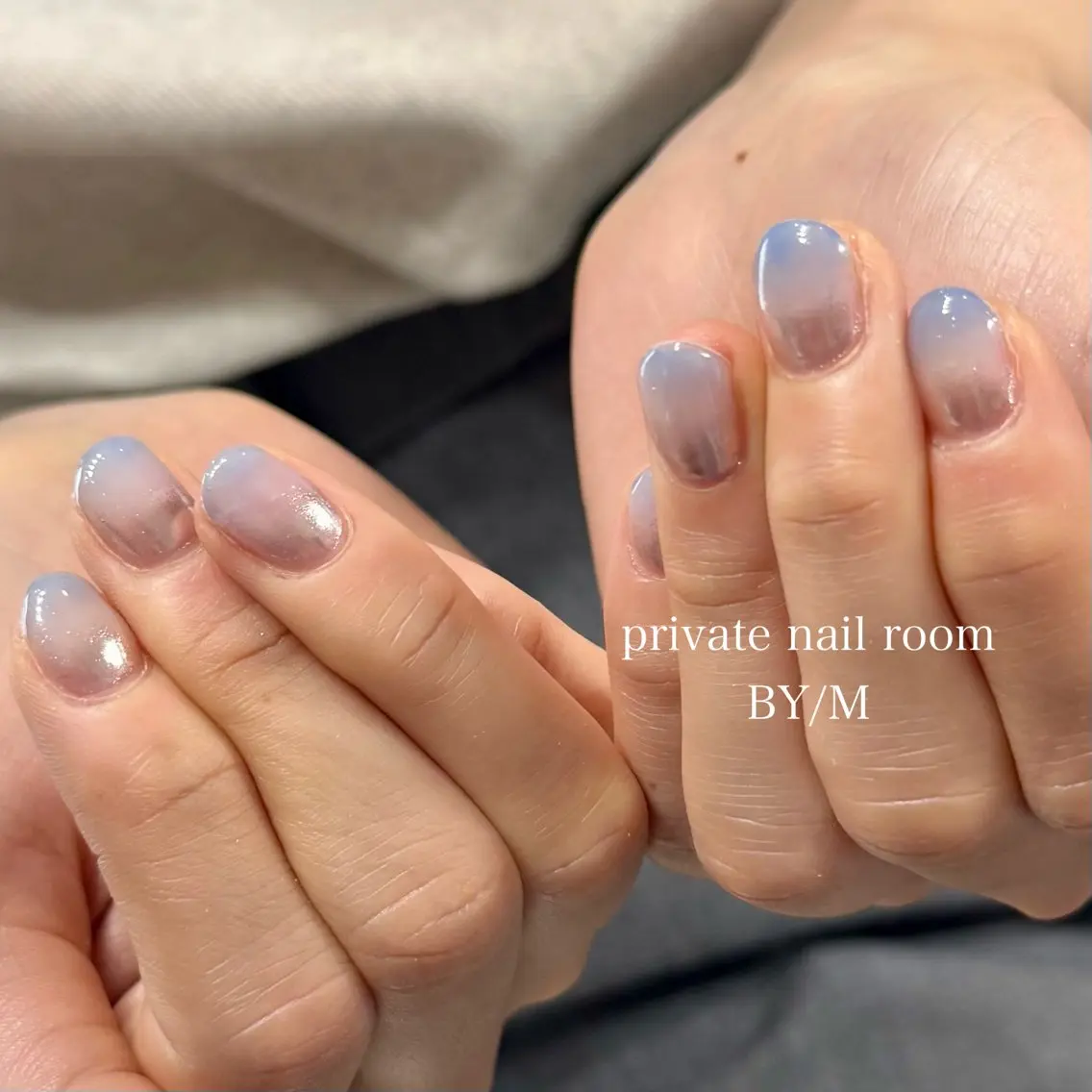 ネイル ブルー ミラーネイル 持ち込み シルバー ホワイト BY / Mのネイルデザイン