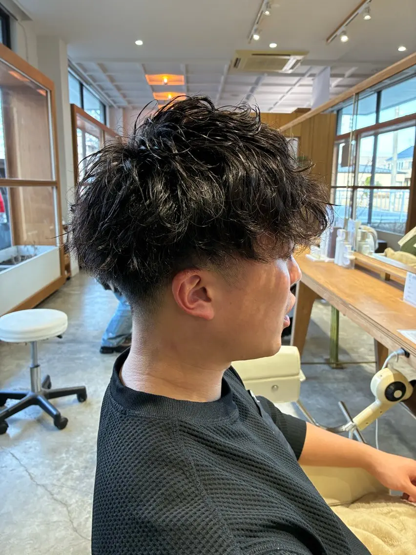 ショート パーマ メンズ フェードカット メンズインナーカラー メンズパーマ スパイキーショート メンズウルフカット カット パーマ 佐藤 悠生 メンズパーマ.カットのヘアスタイル