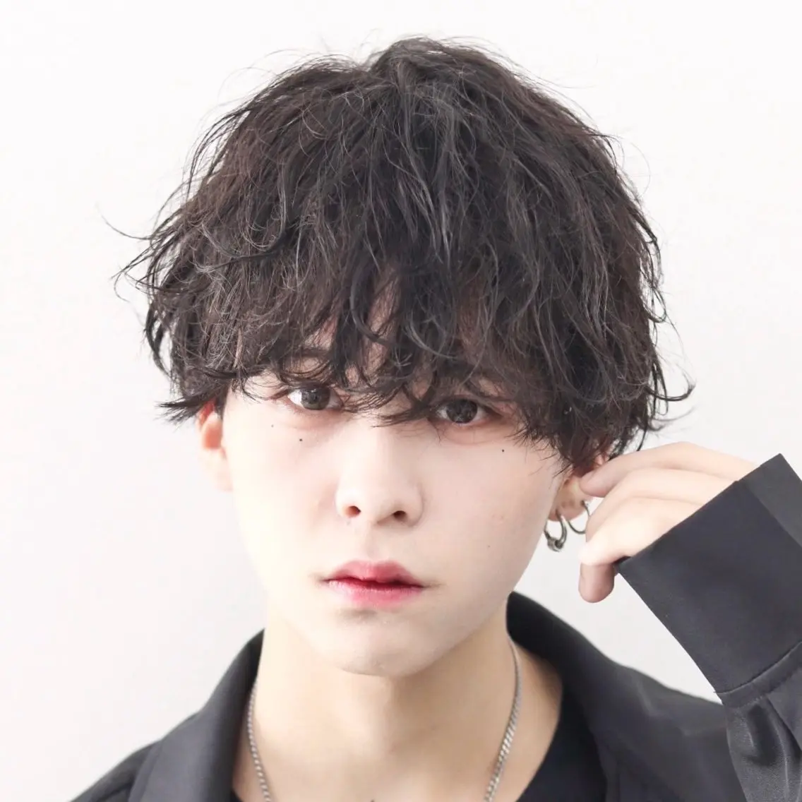 ミディアム カラー パーマ メンズ ミディアムパーマ メンズパーマ 🔥メンズ極🔥韓国 シャドウ/波巻き柿崎のヘアスタイル