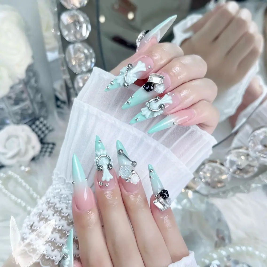 ネイル オーロラネイル チークネイル フラッシュネイル フレンチネイル ジェルネイル ハンドネイル ハンドケア Miyu Nailのネイルデザイン