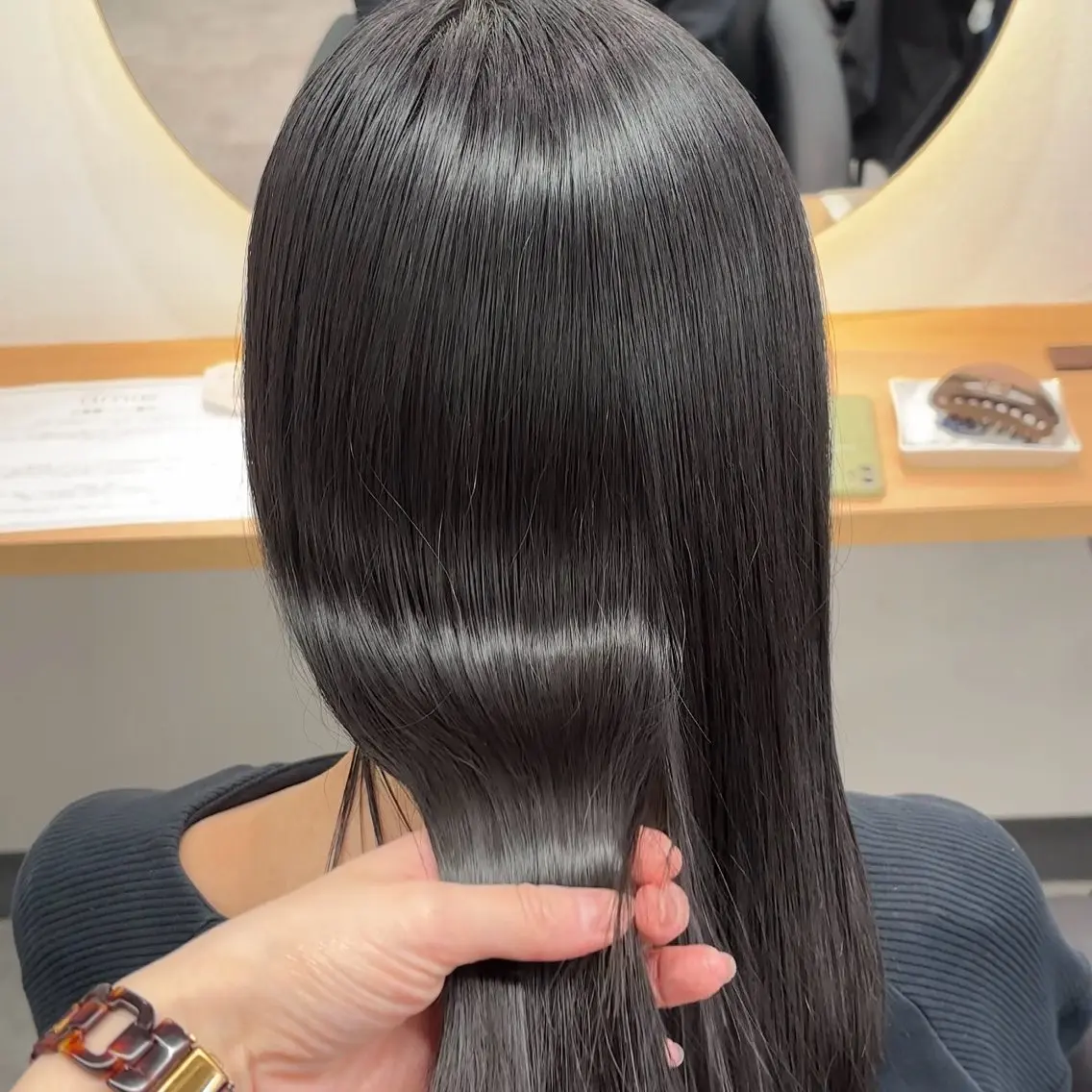 ミディアム パーマ 縮毛矯正 トリートメント ストレートパーマ ネヅ カオルのヘアスタイル