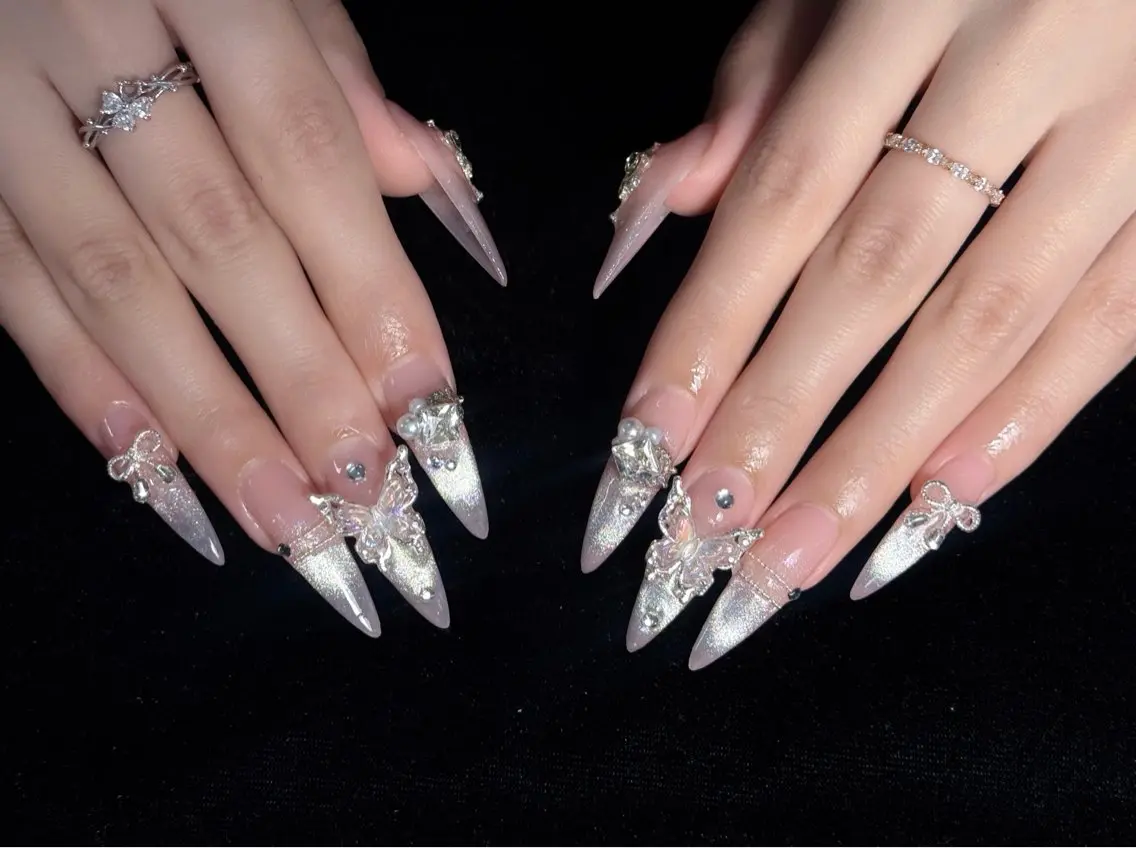 ネイル ガーリー キラキラネイル 韓国ネイル ロングネイル シンプルネイル ハンドネイル 🦊Genie🦊 Mika Nailsのネイルデザイン
