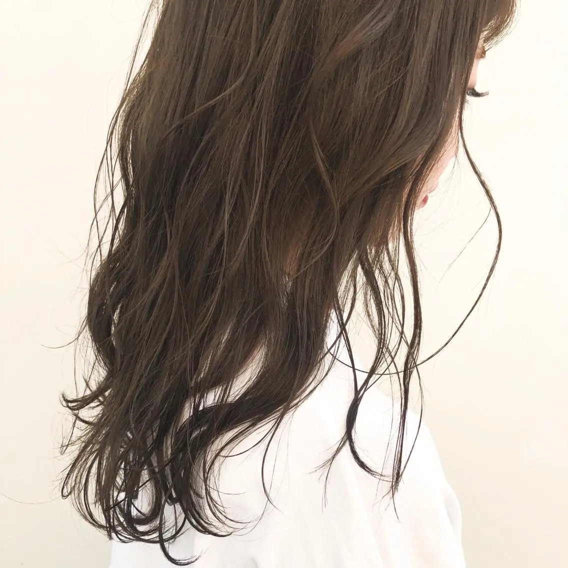 ロング カラー ベージュカラー ケアカラー フォギーベージュ エクステ ハイトーン 💭黒崎ハルカのヘアスタイル