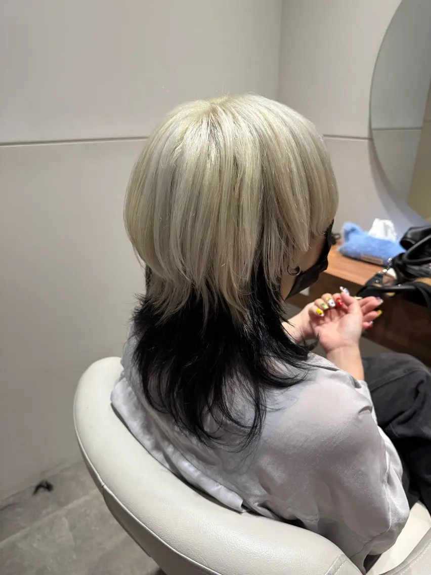 ミディアム カラー 黒髪 ブロンド デザインカラー ホワイトブロンド ヘアカラー トリートメント オタク特化美容師💟 チバコナツのヘアスタイル
