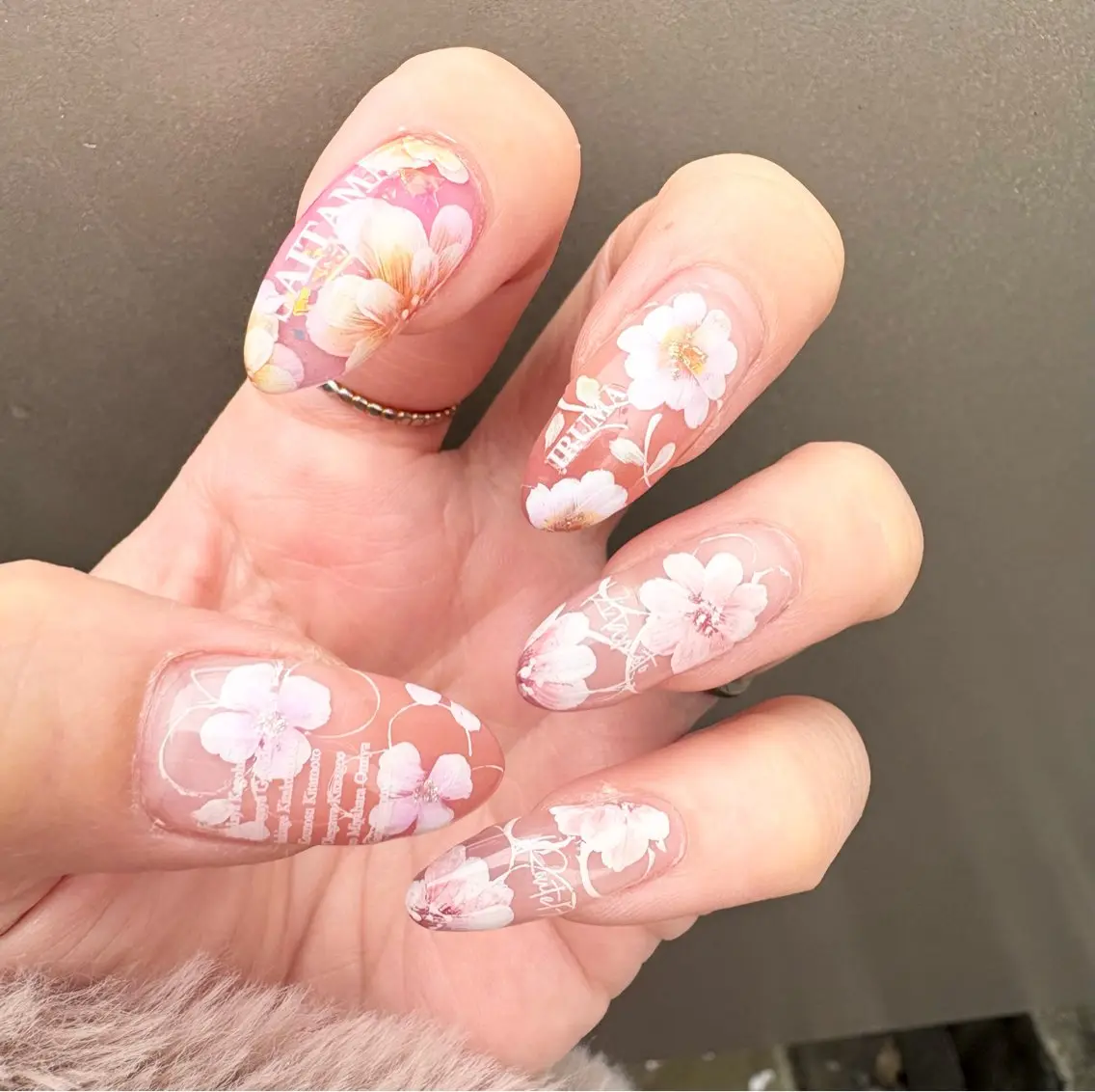 ワンカラー➕手書きフラワーアート２本🎨(オフ無し)の写真