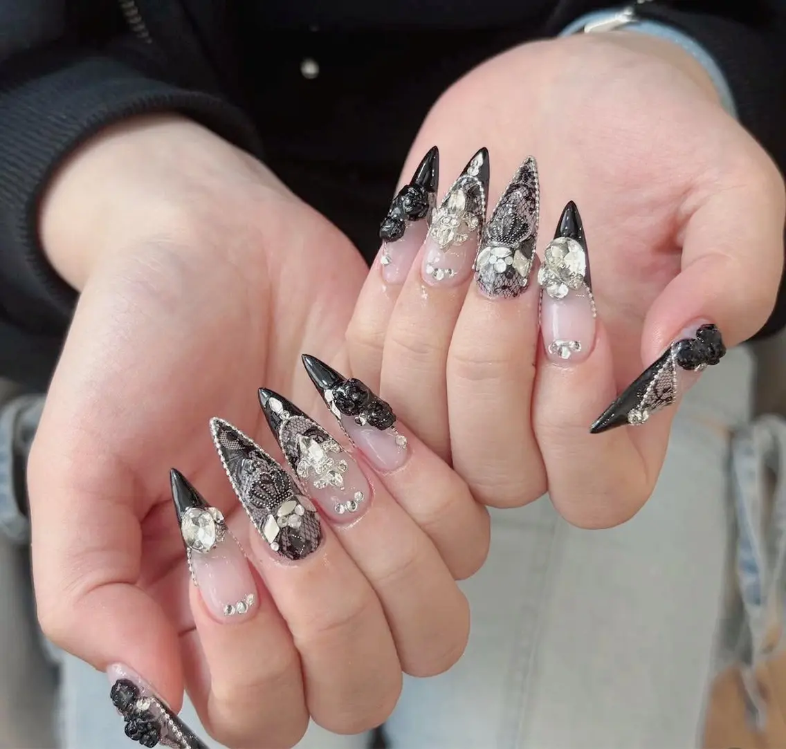 ネイル フラワーネイル フレンチネイル ガーリー キラキラネイル 韓国ネイル ハンドネイル ハンドケア Ami Meliaのネイルデザイン