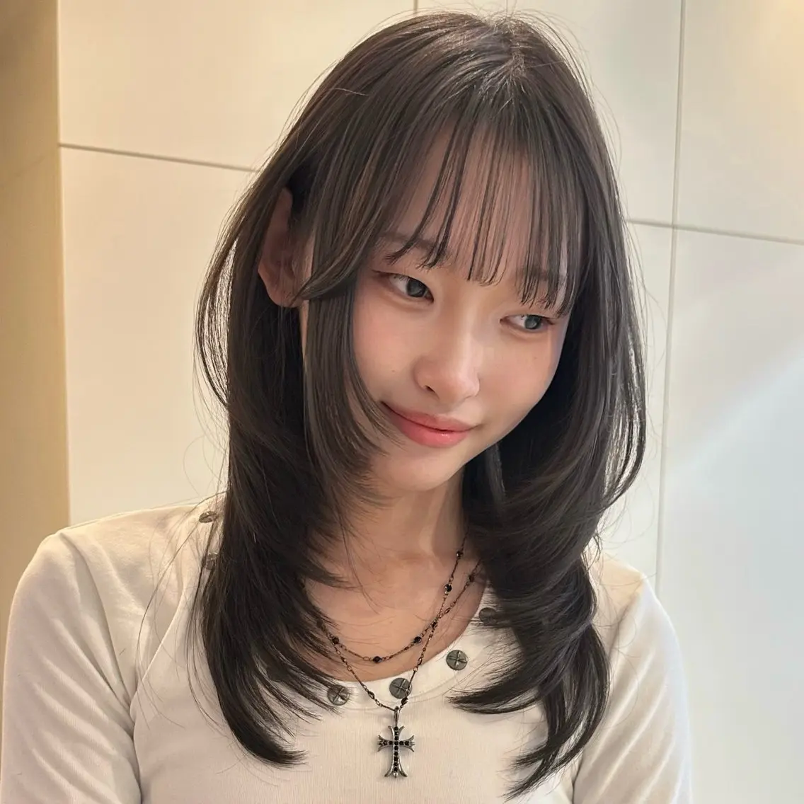 ミディアム カット ヘアカラー トリートメント 🌹ハッシュカット、 レイヤー韓国ヘア🌹のヘアスタイル