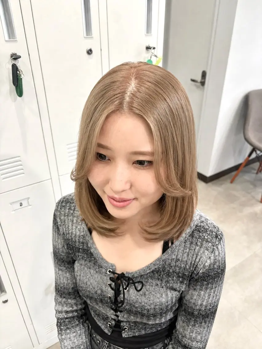 ミディアム レイヤーカット 🎀HIKARI🎀 ハイトーン➕レイヤーのヘアスタイル