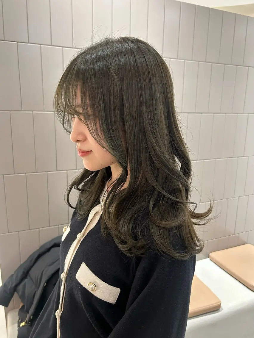 セミロング カラー グレージュ オリーブグレージュ オリーブグレー カット ヘアカラー オリーブベージュ/ ブリーチなし透明感のヘアスタイル