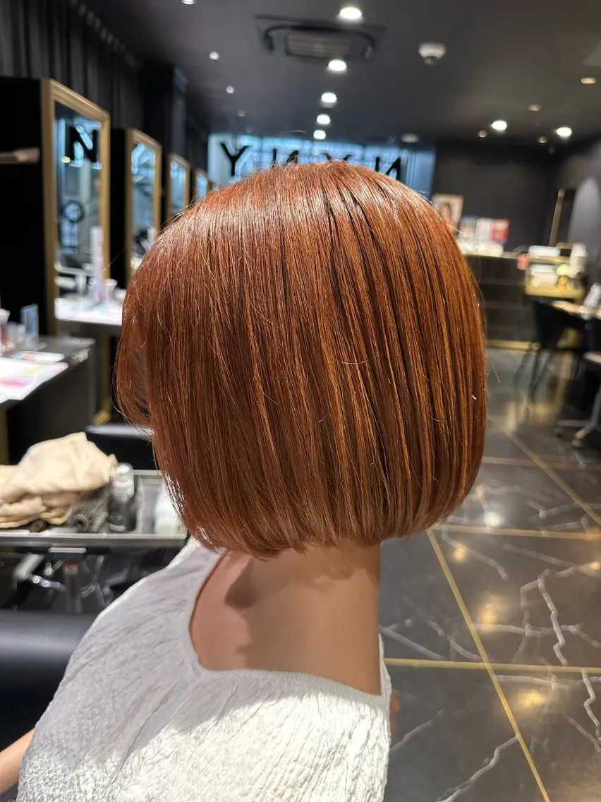 ショート アッシュ 外国人風カラー ハイライト 学生 外ハネヘア ヘアカラー トリートメント ボブスタイル/ 透明感カラー/八幡のヘアスタイル