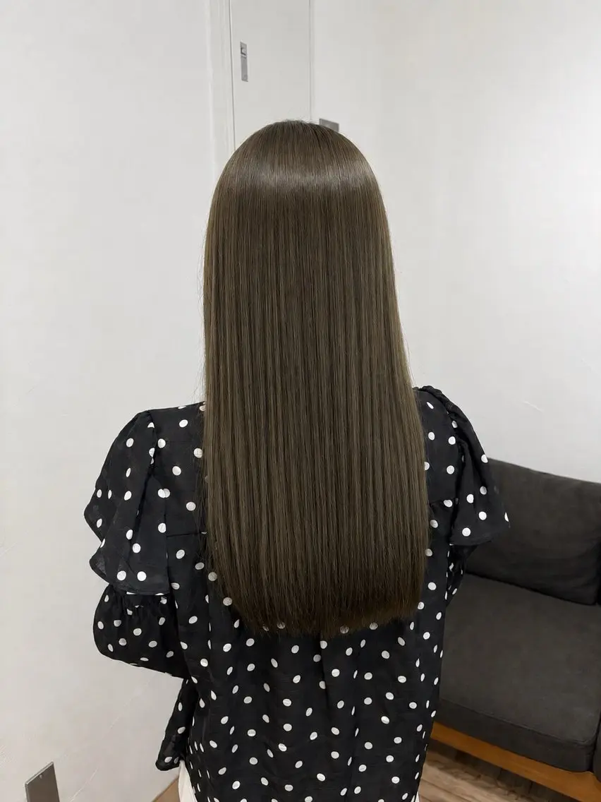 カラー オリーブカラー 縮毛矯正 森井 優羽のヘアスタイル