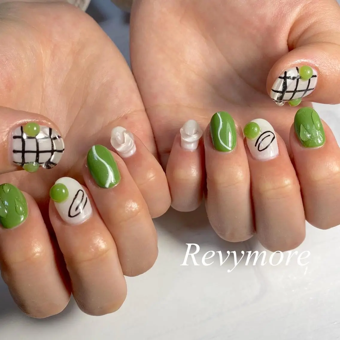 ショート ネイル ジェルネイル グリーン ニュアンスネイル オフィスネイル シンプルネイル nail salon Revymoreのネイルデザイン