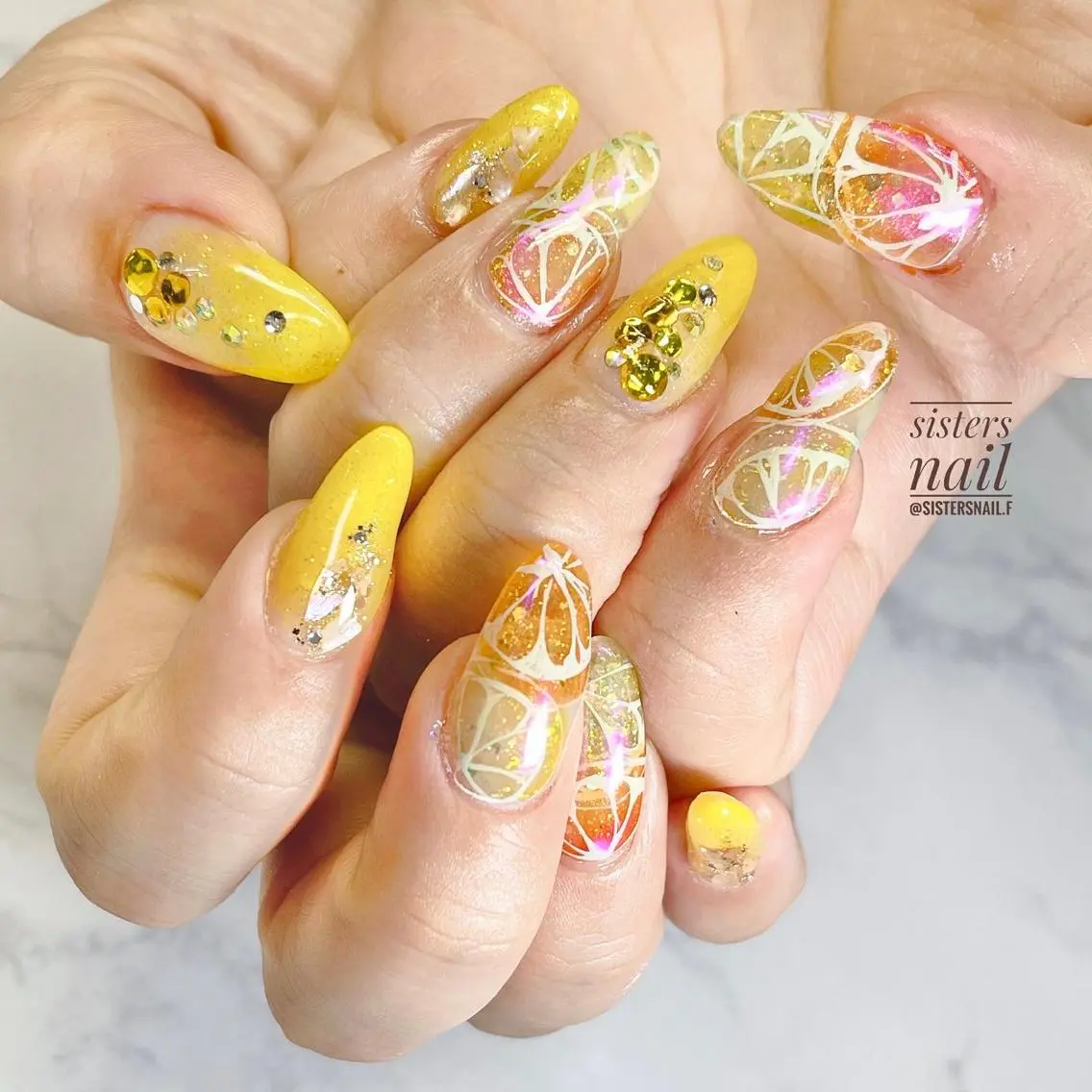 ネイル アートネイル キラキラネイル オレンジ 夏ネイル 黄色 sisters nail.fのネイルデザイン