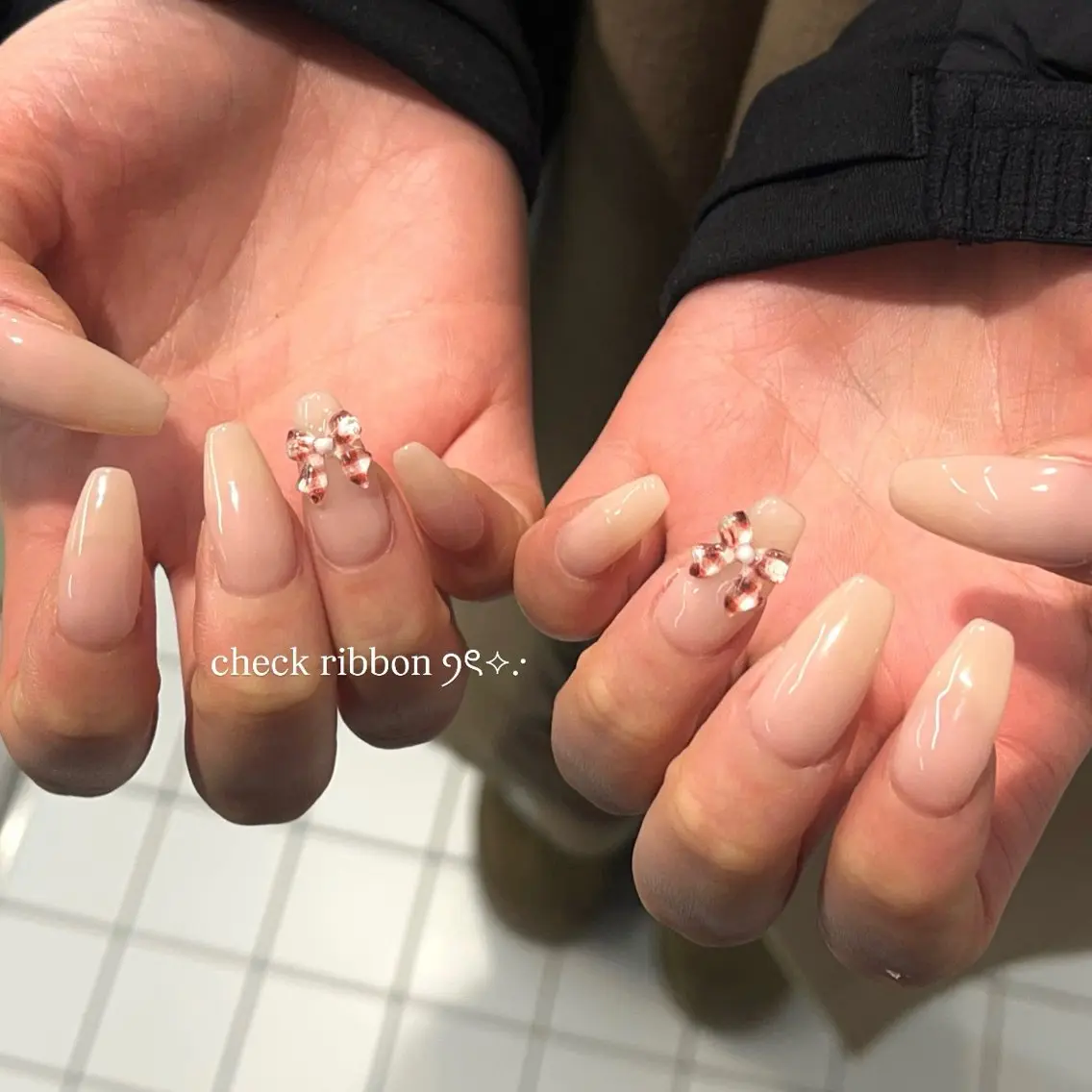 ネイル キラキラネイル ロングネイル ワンカラーネイル リボン 冬ネイル ハンドネイル 横浜Nailist 𝜗𝜚春菜のネイルデザイン