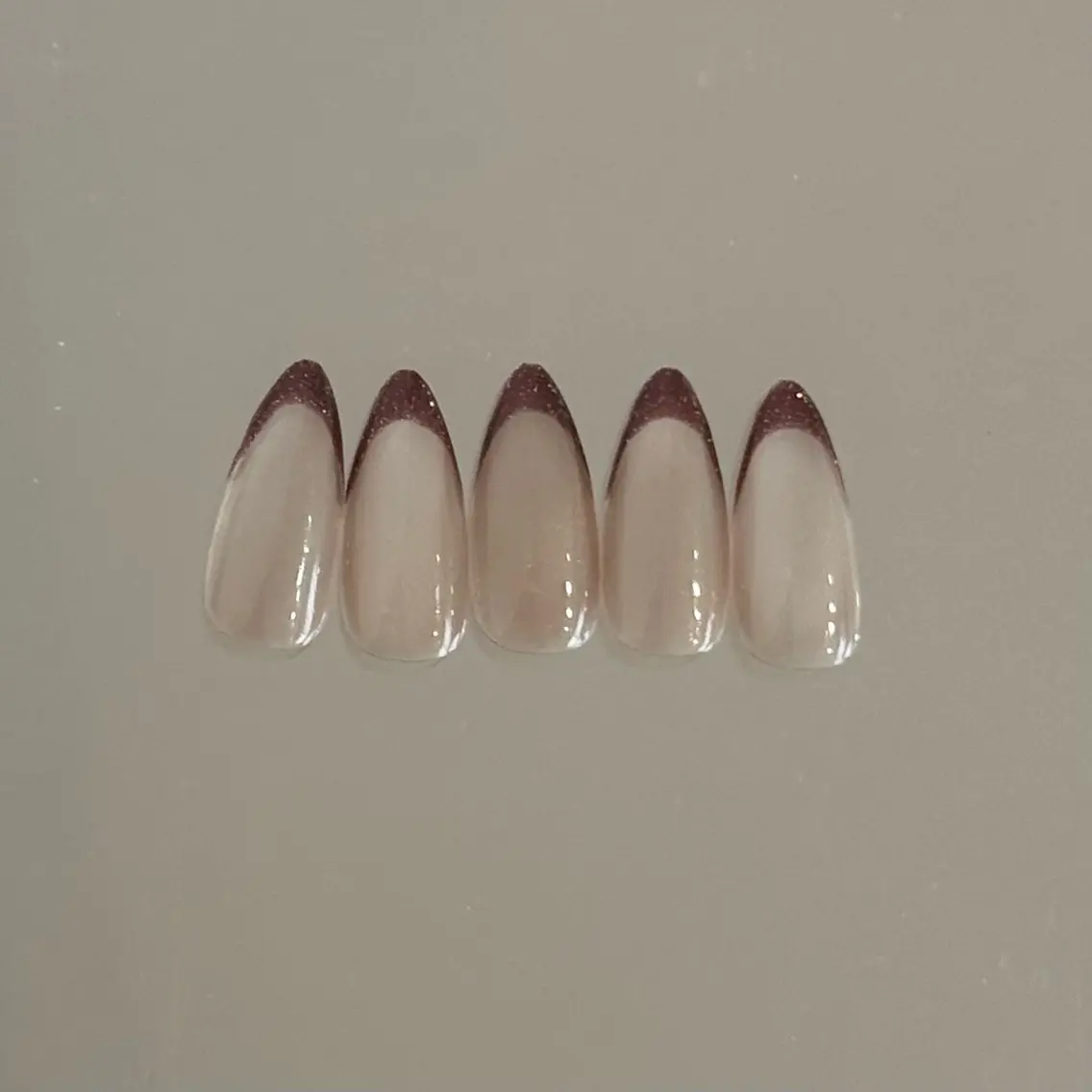ネイル ブラウン フラッシュネイル キラキラネイル マグネットネイル 赤色 ハンドネイル __shiho. nailのネイルデザイン