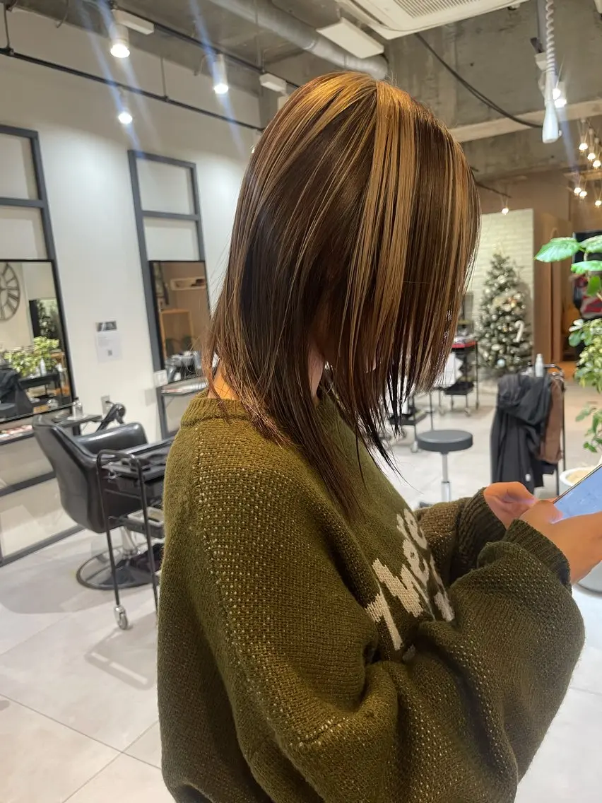 セミロング ハイライト カット ヘアカラー UMEDA FIGAROのヘアスタイル