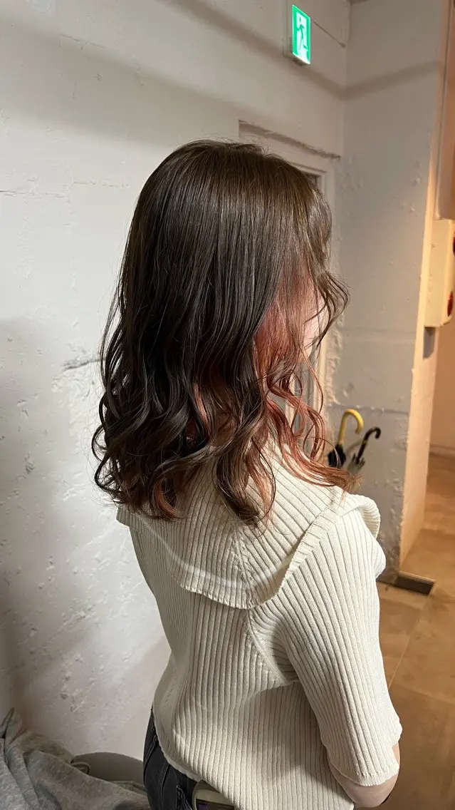 ミディアム カラー アッシュ ベージュカラー インナーカラー ピンクカラー 🎀tokute ナオ🧸のヘアスタイル