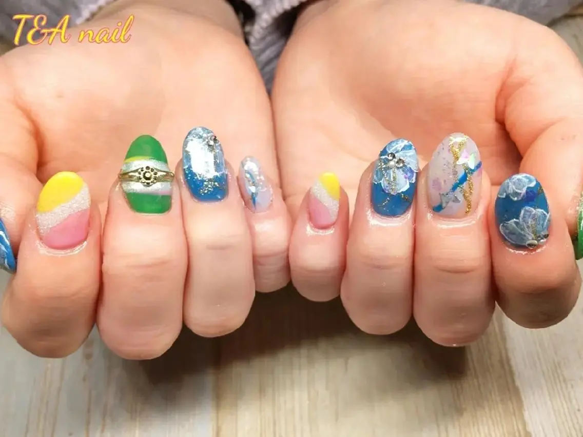 ミディアム ネイル ブルー 成人式 長さ出し フラワーネイル ジェルネイル T&A nailのネイルデザイン