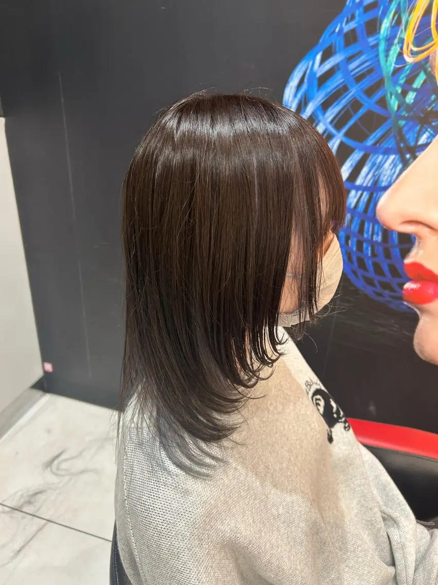 セミロング カラー 黒髪 ブリーチ ブルーカラー ブルーブラック インナーカラー 永田 雄真のヘアスタイル