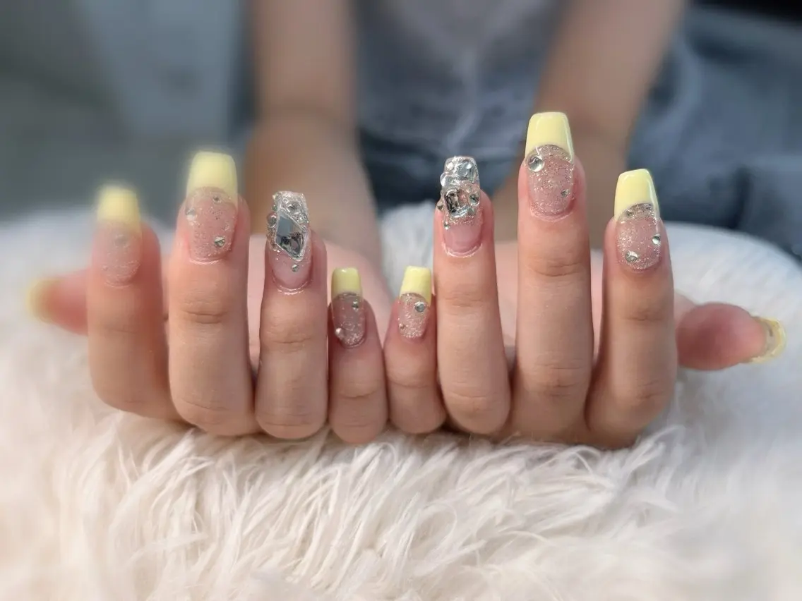 ネイル フレンチネイル 黄色 ek.nail⭐︎ kanaのネイルデザイン