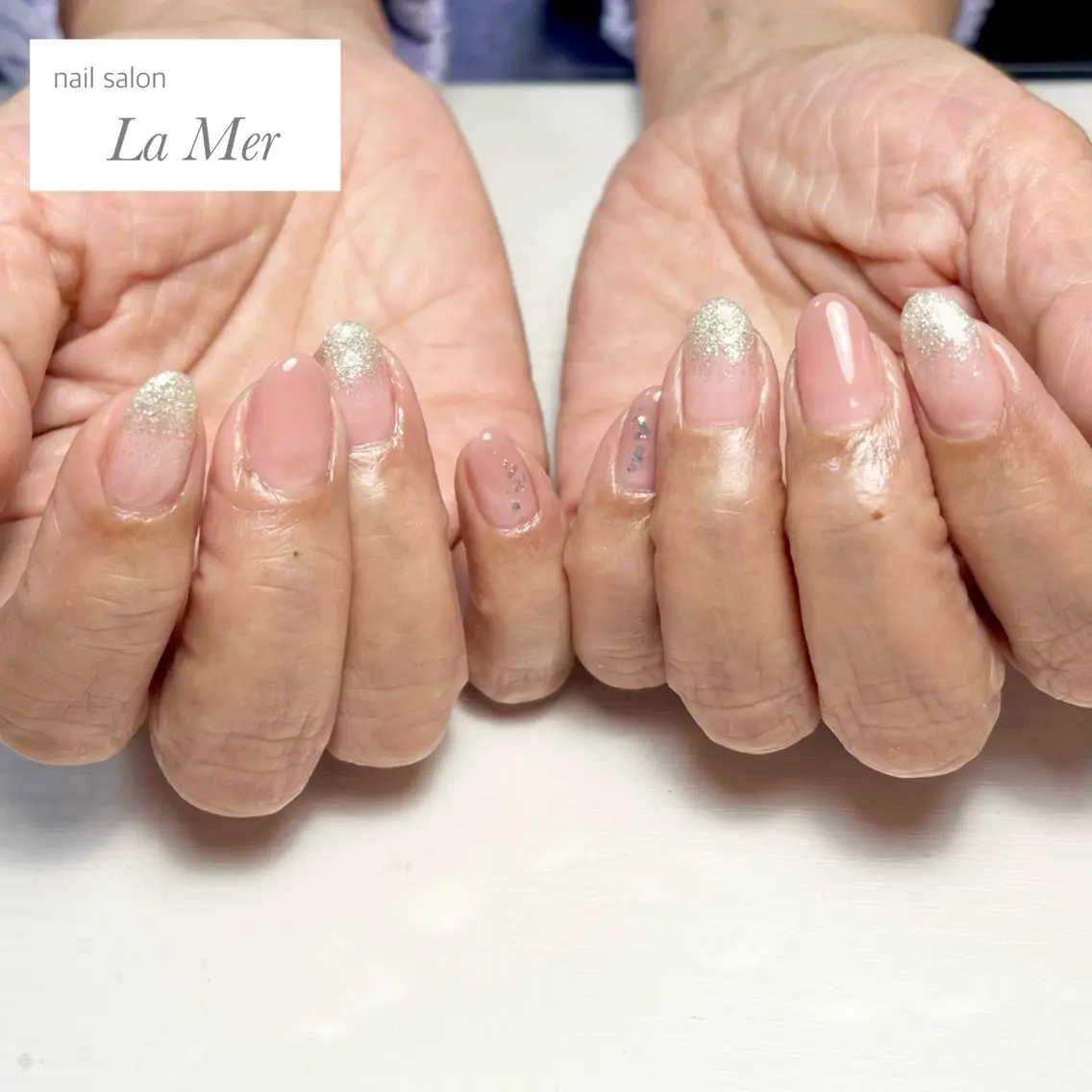 ネイル オーロラネイル グラデーション ラメ(グリッター) ラメグラデーション オフィスネイル ハンドネイル nailsalon La Merのネイルデザイン