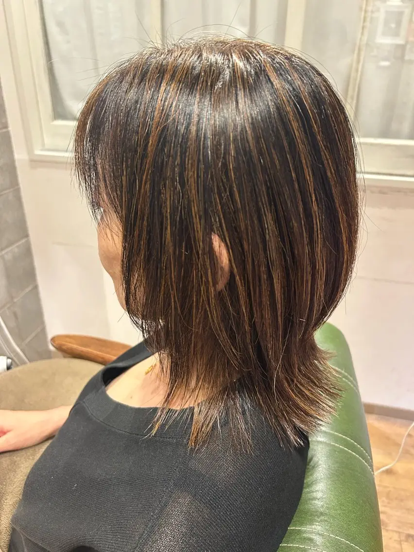 ミディアム Hiromu: 白髪ぼかしハイライトのヘアスタイル