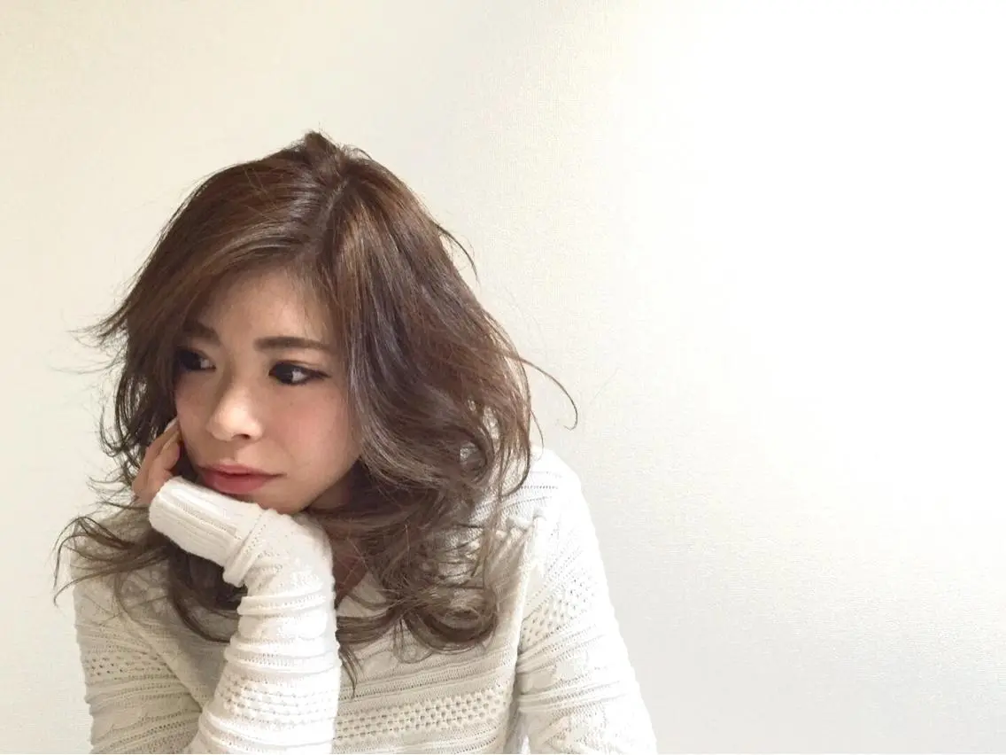 ミディアム セミロング カラー ヘアアレンジ アッシュ ベージュカラー ヨナハ セイヤのヘアスタイル
