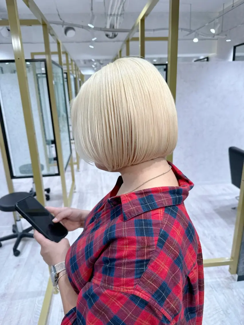 ショート カラー ベージュカラー 抜きっぱなしブロンド ホワイトベージュ 艶髪/髪質改善 塩屋公一朗のヘアスタイル
