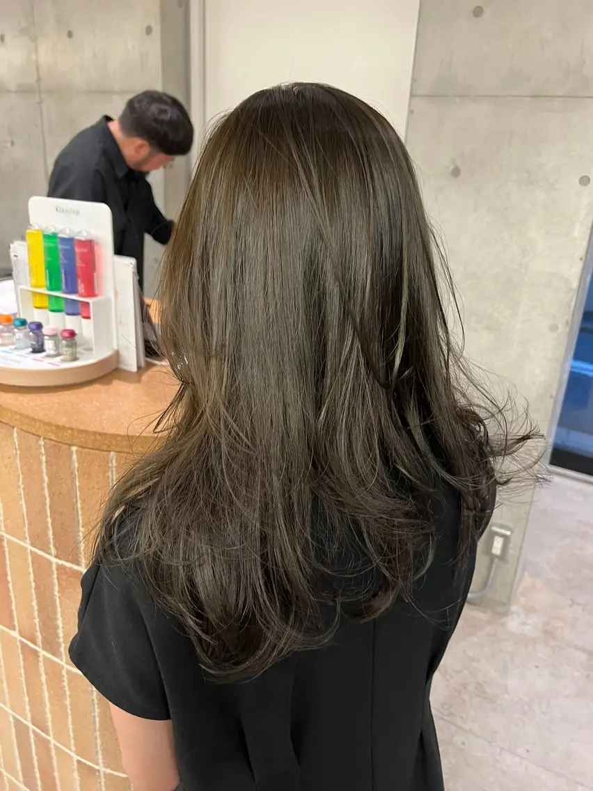 ロング カラー ロングレイヤー アッシュ ベージュカラー ブリーチ 透明感カラー カット ヘアカラー トリートメント 誰より丁寧なカット/ 小林輝/レイヤーのヘアスタイル