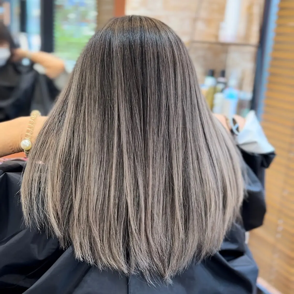 ミディアム カラー バレイヤージュ ハイライトカラー ハイライト レイヤーカット 小川 修平のヘアスタイル
