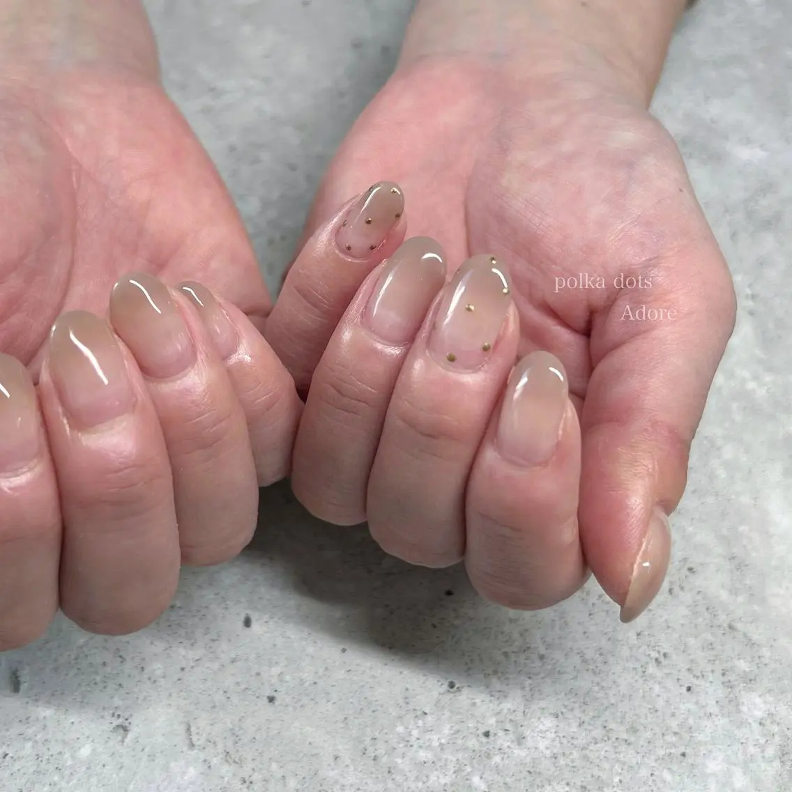 ネイル ブラウン ドット グラデーション オフィスネイル シンプルネイル ハンドネイル Nail Adore.のネイルデザイン