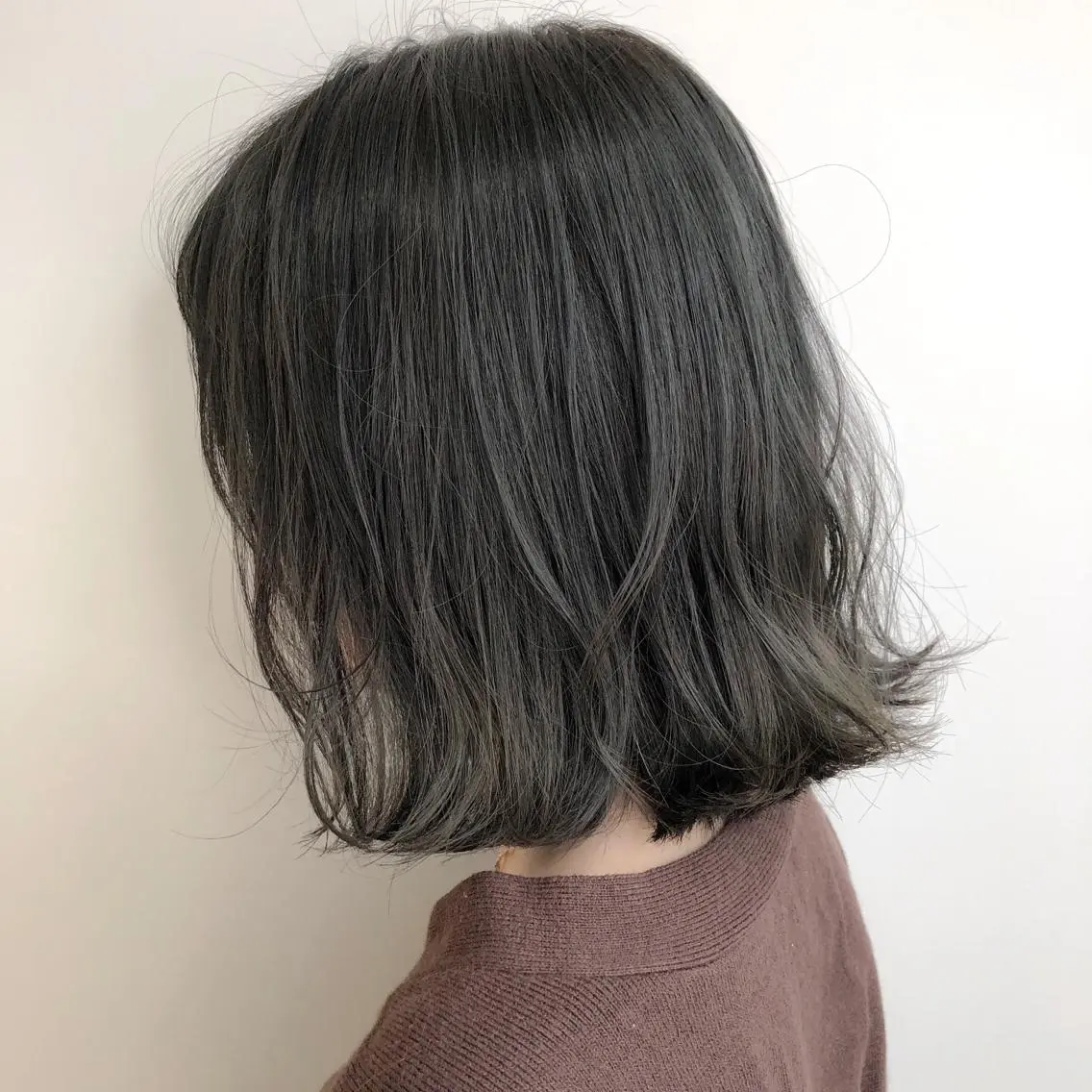 ミディアム カラー ブリーチ ケアブリーチ オリーブグレー 【透明感、艶髪】西村 有司のヘアスタイル