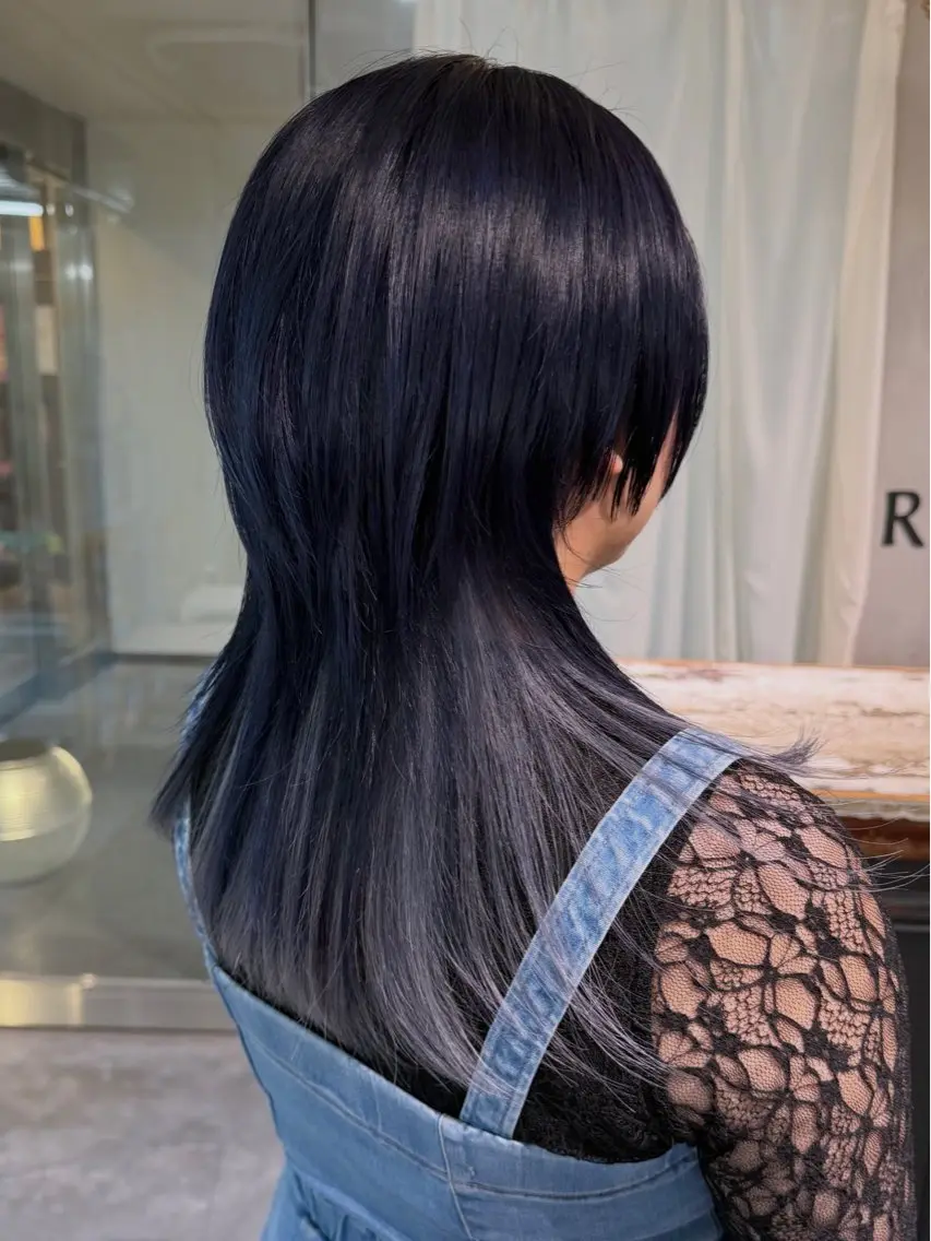 セミロング カラー グラデーションカラー インナーカラー ネイビーカラー シルバー ホワイトシルバー カット ヘアカラー RorriM natsuのヘアスタイル