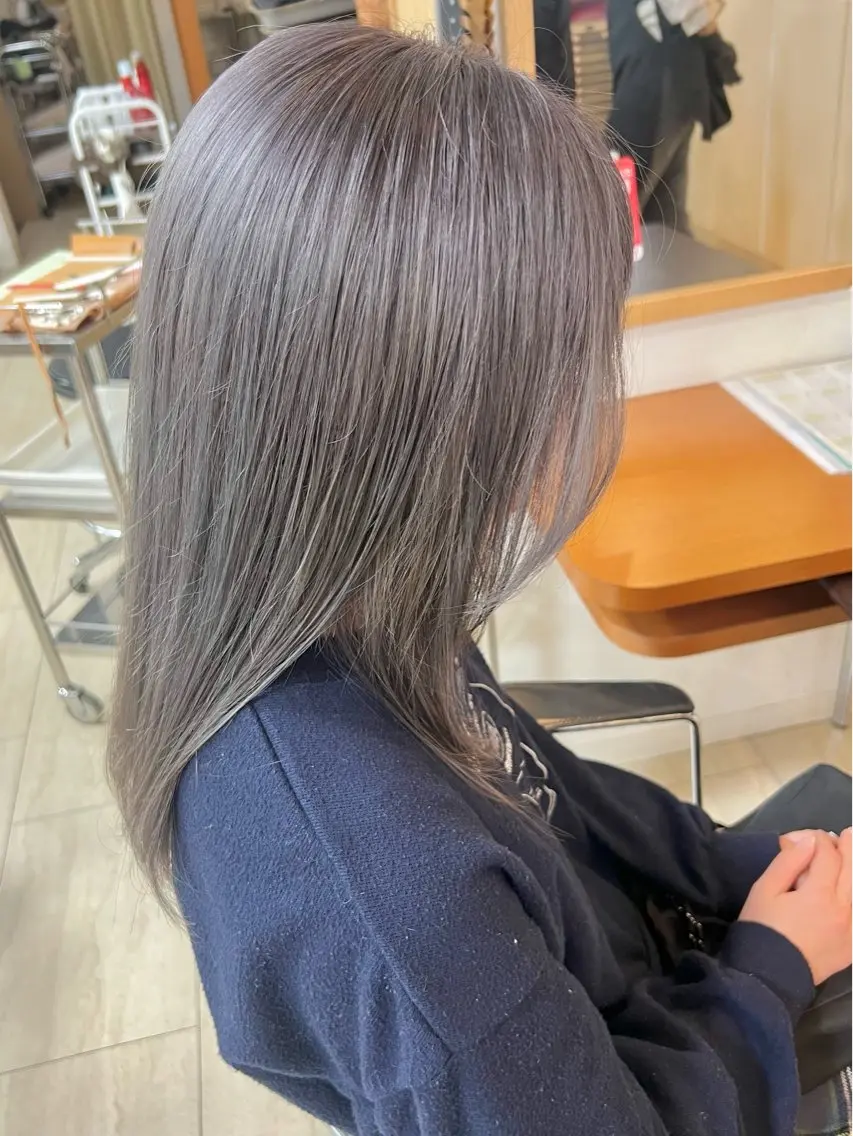 セミロング カラー 黒崎 美乃里のヘアスタイル
