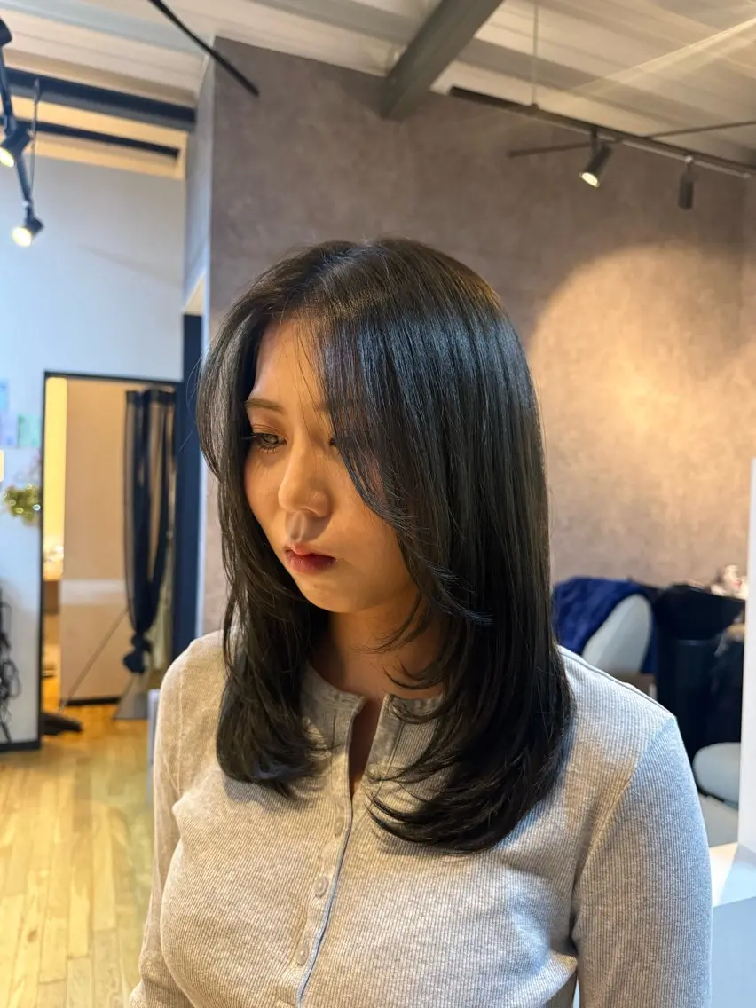 ミディアム カラー グレージュ オリーブグレージュ オリーブグレー レイヤーカット カット ヘアカラー トリートメント 似合わせ/ナチュラル ヘア/ゆづきのヘアスタイル