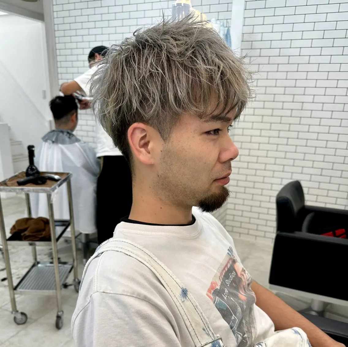 カラー メンズ メンズハイライト メンズハイトーン メンズインナーカラー デザインカラー ハイライトカラー メンズ特化✂️ 小枝 優生のヘアスタイル