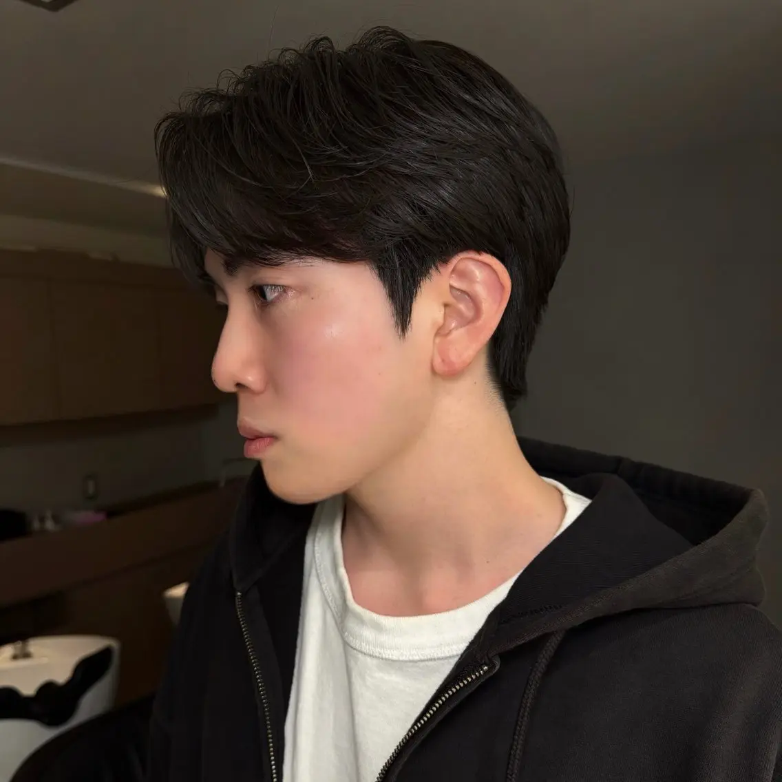 ショート カラー パーマ メンズ センターパート ダウンパーマ メンズ韓国風 メンズパーマ 韓国風ヘア カット パーマ 【センターパート】 大竹 龍之介のヘアスタイル
