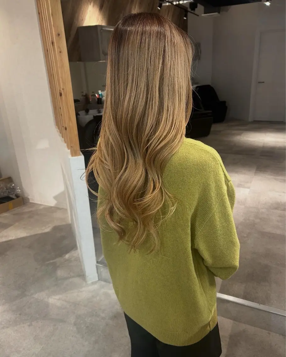 ミディアム カラー ベージュカラー ミルクティーベージュ ヘアカラー トリートメント ウルフカット レイヤーカット上柿のヘアスタイル