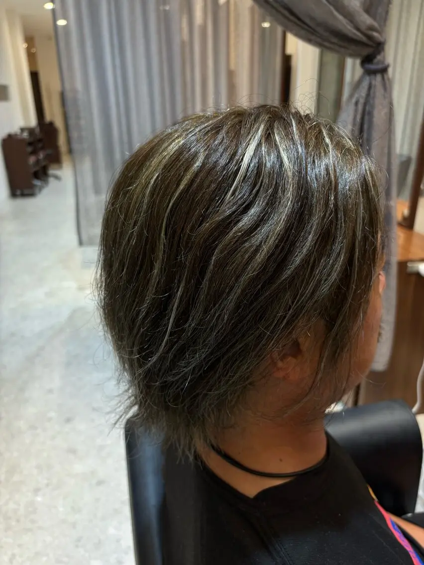 ショート ハイライト ヘアカラー 大塚 しおりのヘアスタイル