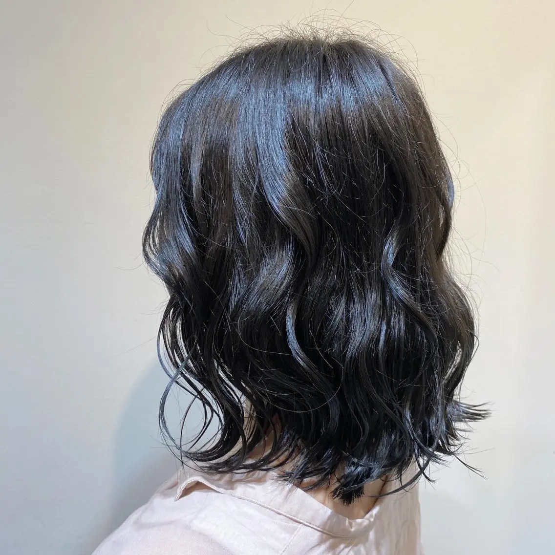ミディアム カラー ヘアアレンジ ブルーカラー イルミナカラー 伊藤 玲衣のヘアスタイル