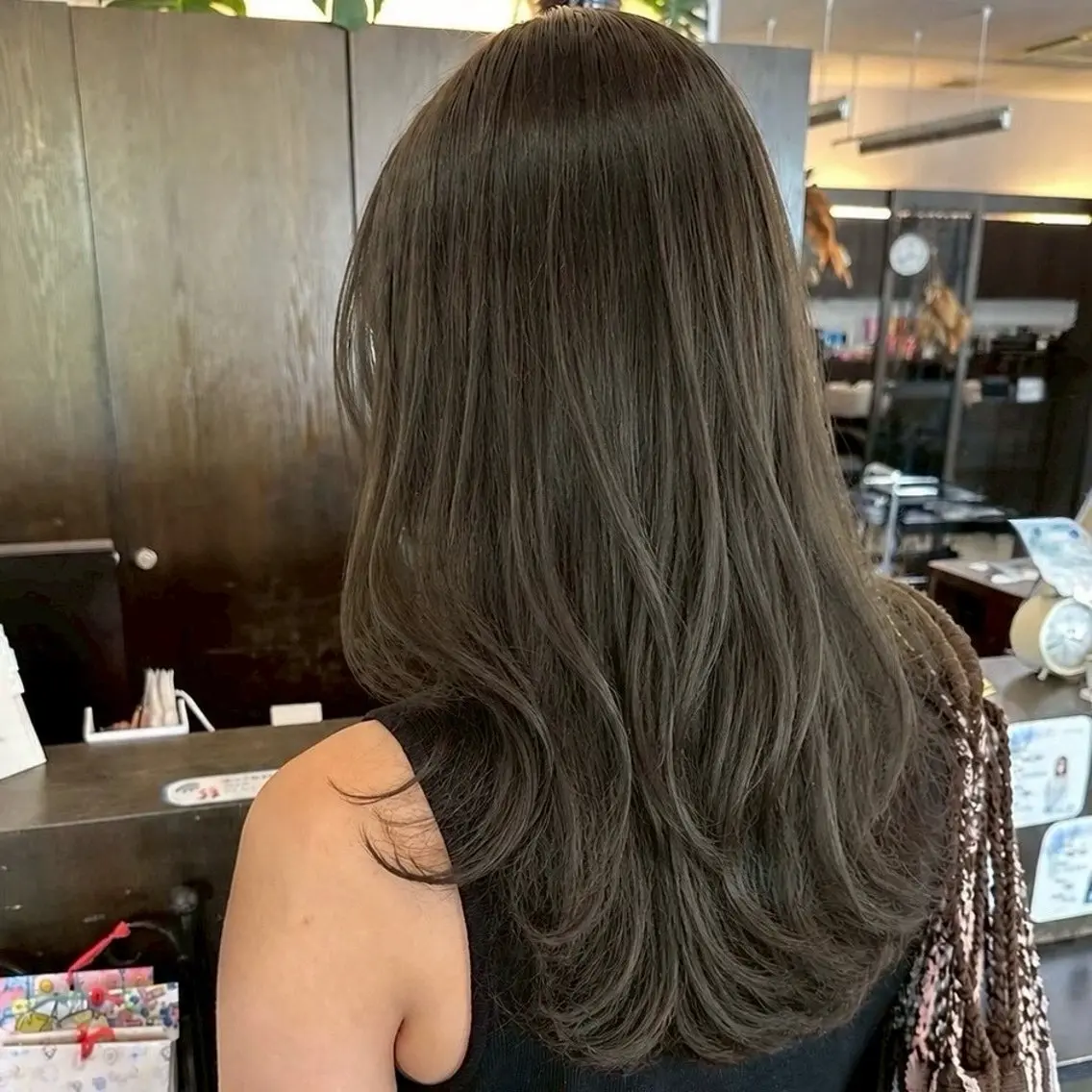 ロング カラー アッシュ 透明感カラー オリーブアッシュ レイヤーカット 近藤 優羽のヘアスタイル