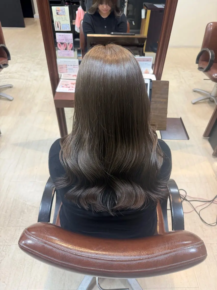 セミロング 岸田 奈々/ 艶髪/トレンドカラーのヘアスタイル