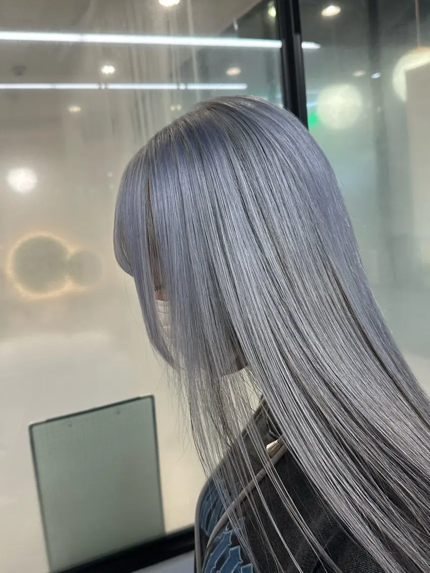 ロング カラー ブリーチ ブルーカラー 透明感カラー カット ヘアカラー トリートメント 尾関 隼多のヘアスタイル