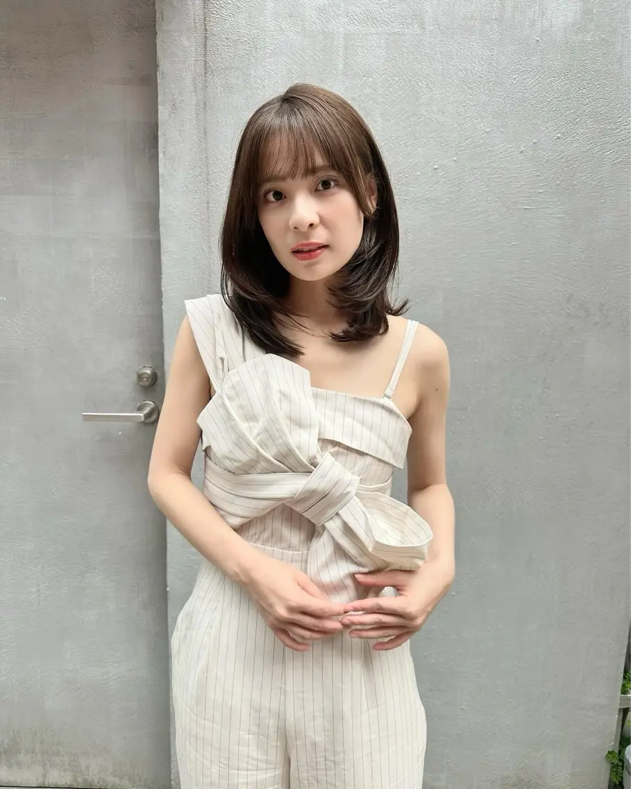 ミディアム 顔まわりレイヤー レイヤーカット 鎌倉 彩のヘアスタイル