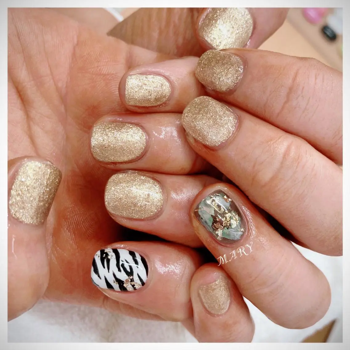 ネイル アニマル柄 アートネイル ゴールド キラキラネイル ニュアンスネイル Mary nail .narumiのネイルデザイン