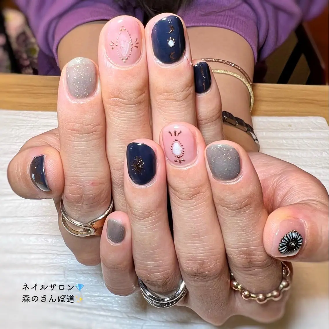 ネイル カジュアル ジェルネイル ガーリー 春ネイル 冬ネイル ハンドネイル ショートネイル 森のさんぽ道のネイルデザイン